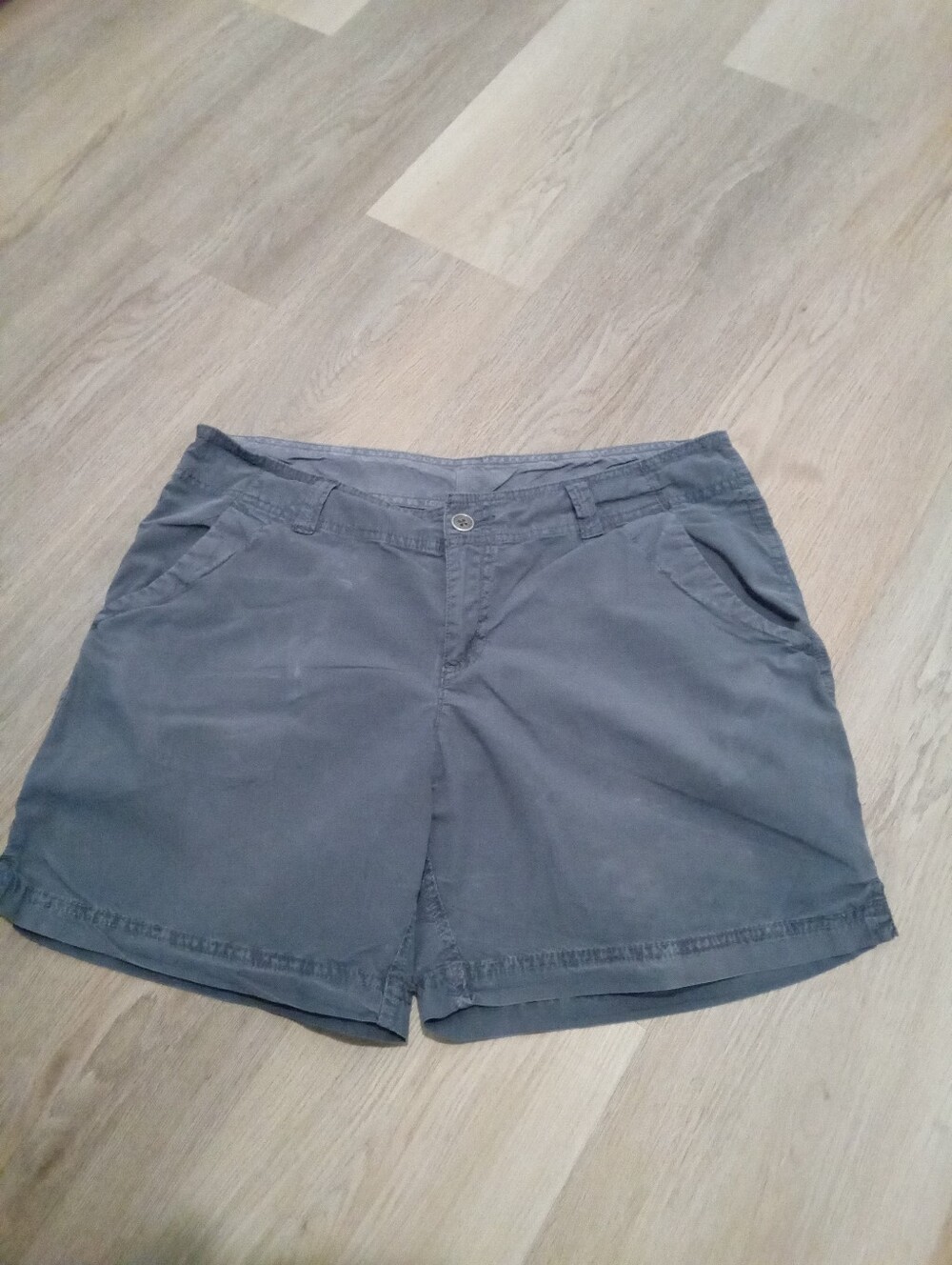 Columbia Size 10 Women's Gray Chino Style Outdoor Bermuda Shorts